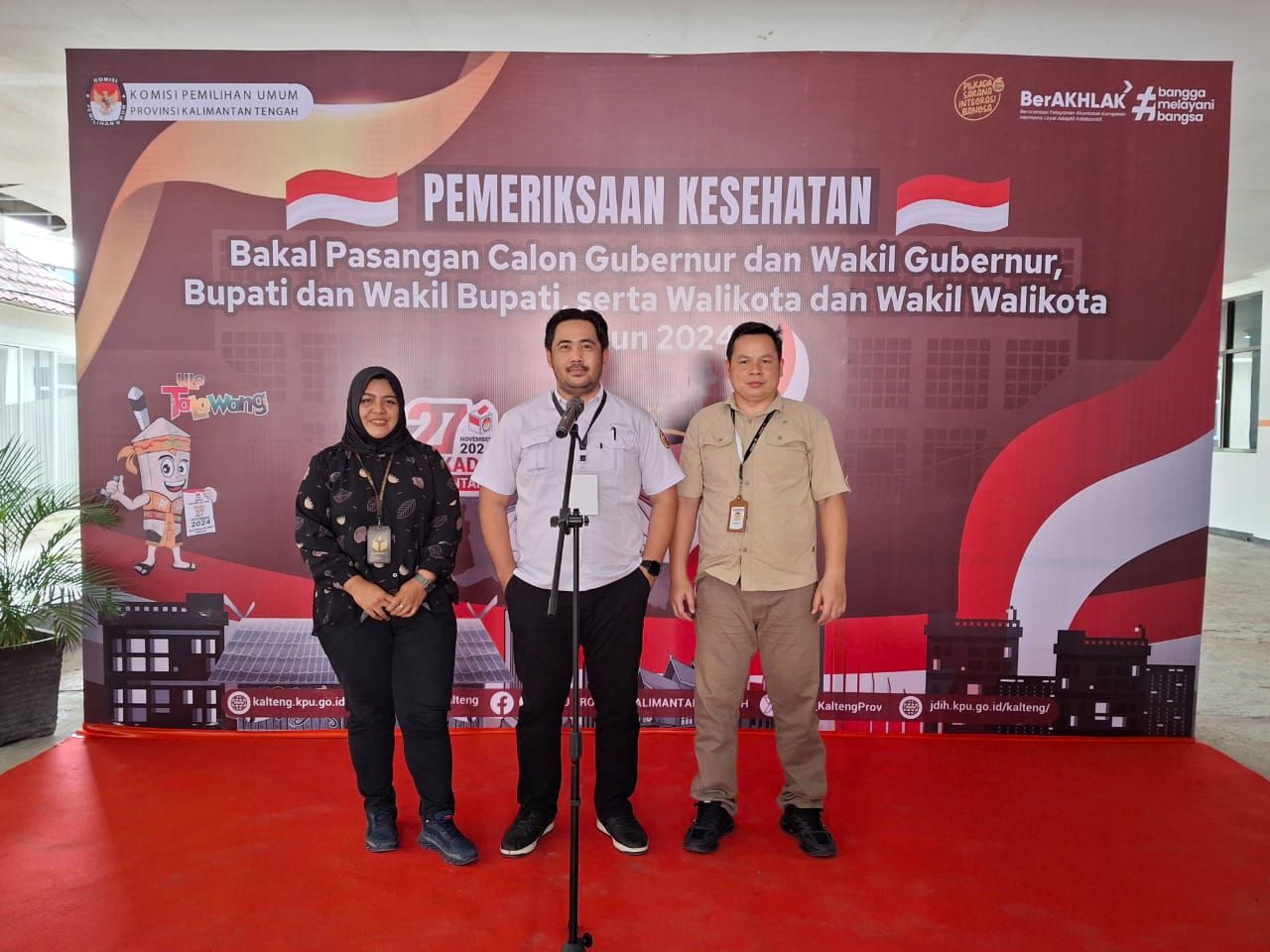 Ketua Adam Parawansa (tengah) dan Anggota Adi Susanto (kanan) beserta Staf