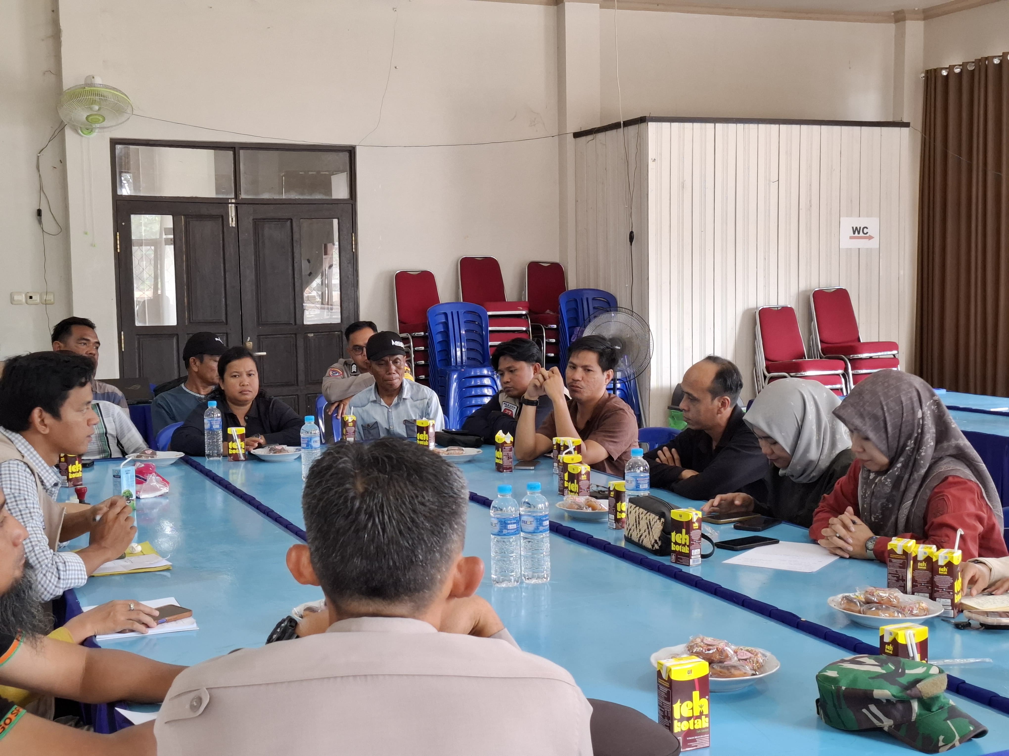 Anggota Bawaslu Amir Mahmud (tengah) bersama Jajaran KPU, Kapolsek, Panwascam, PPK dan Tokoh Masyarakat Montallat