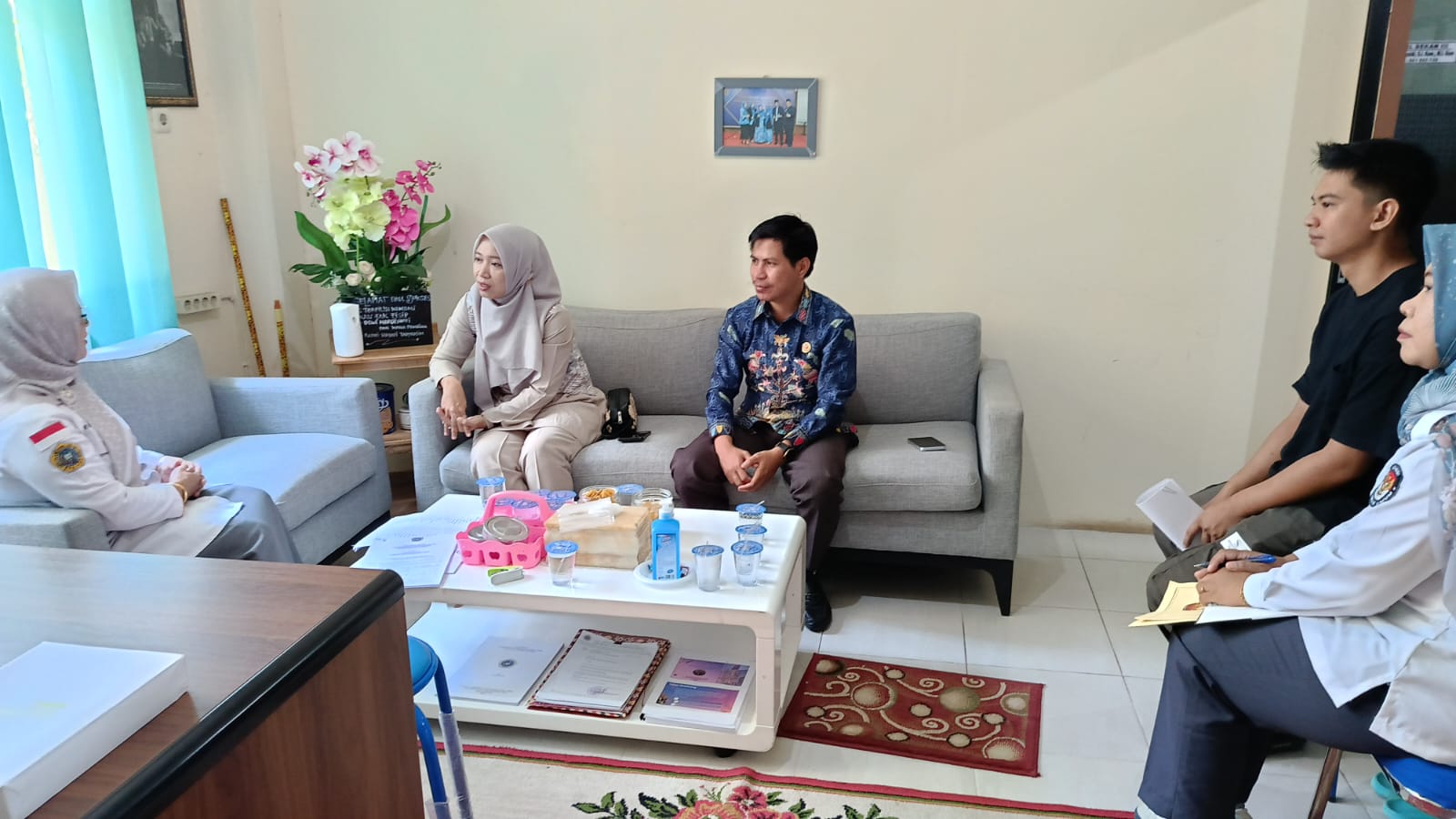 Anggota Bawaslu Amir Mahmud dan Ketua KPU Siska Dewi Lestari Bersama Dekan FISIP UNISKA Dewi Merdayanty 