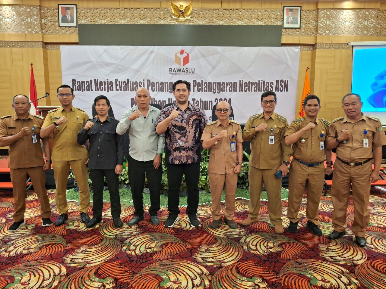 Komisioner Bawaslu Adam dan Amir bersama Pemkab Barito Utara dan Camat Barito Utara