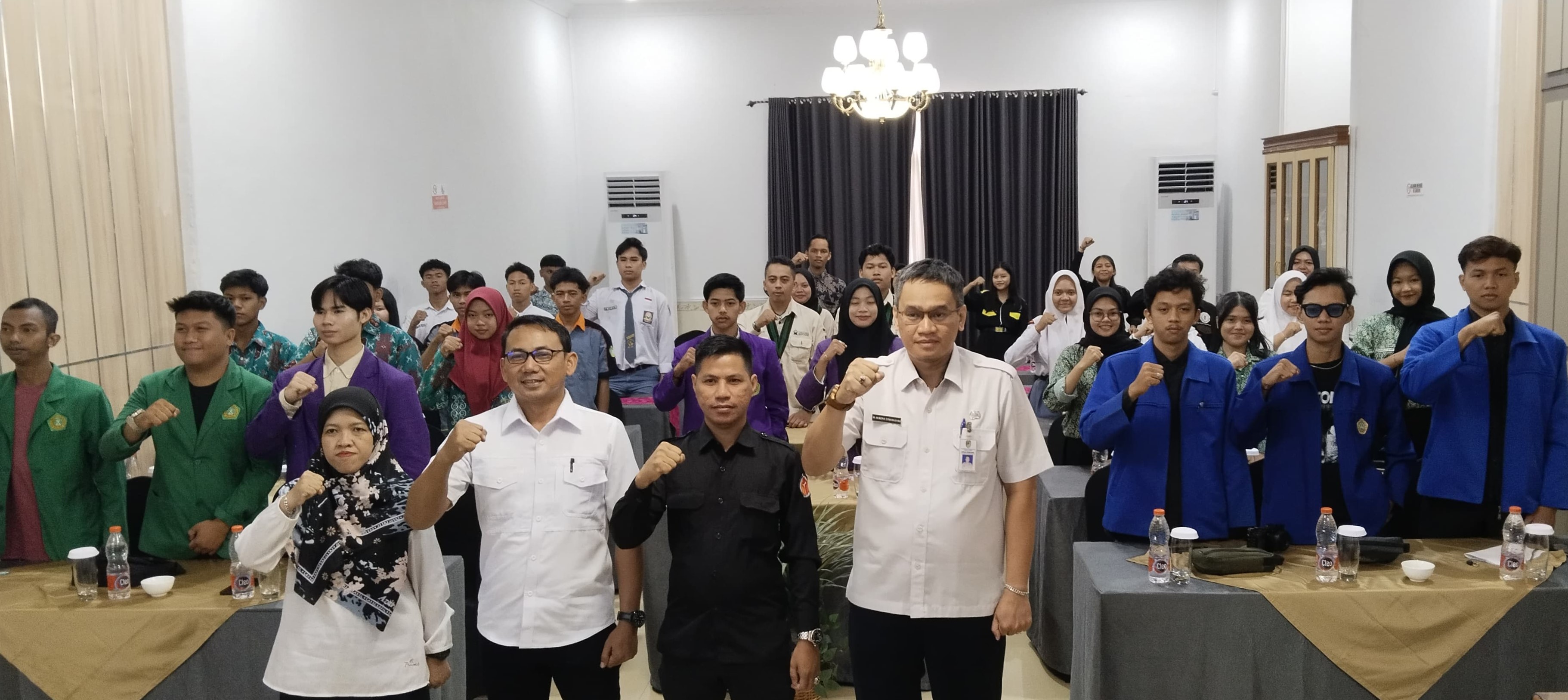 Rahmi Azmi (Koordinator Sekretariat Bawaslu Barut), Narsim (Polres Barut), Amir Mahmud (Anggota Bawaslu Barut), Hendra (Disdukcapil Barut)