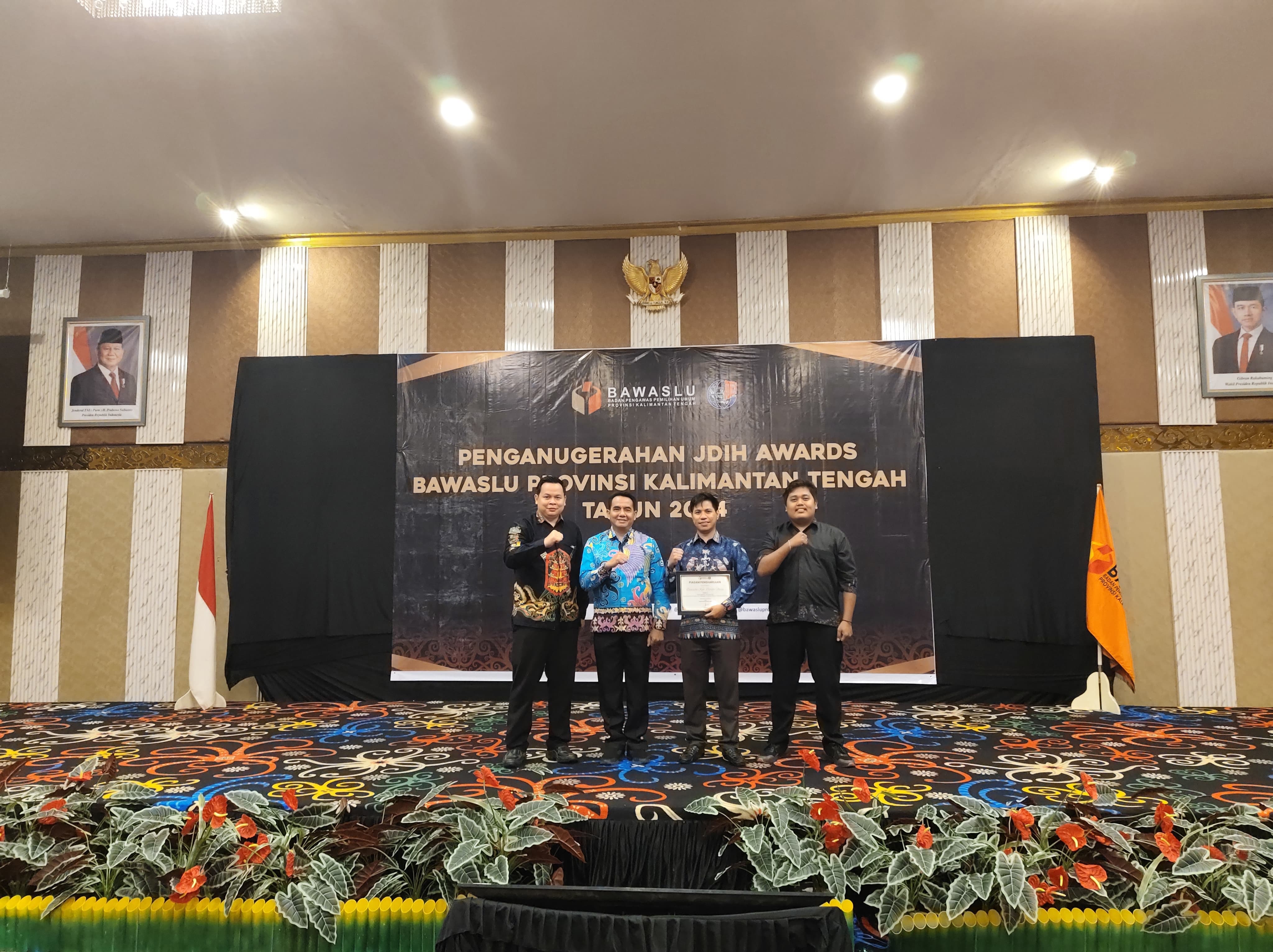 Anggota Bawaslu Barut Amir Mahmud dan Adi Susanto beserta staf berfoto dengan Anggota Bawaslu Kalteng Kristaten Jon saat menerima penghargaan JDIH Award