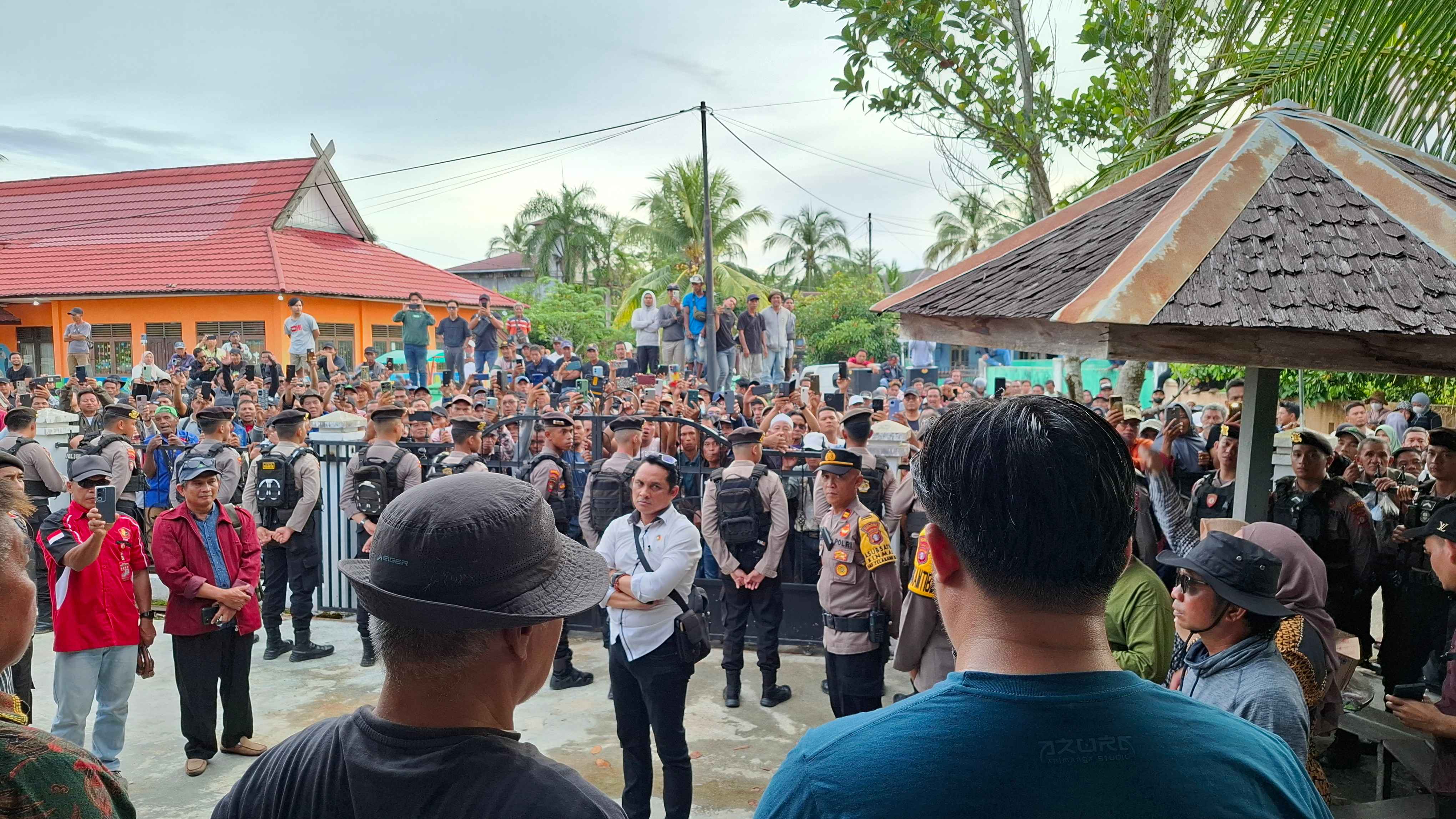 Ketua Bawaslu Barito Utara Melakukan Audiensi Kepada Pendemo di Depan Halaman Kantor Bawaslu Barut