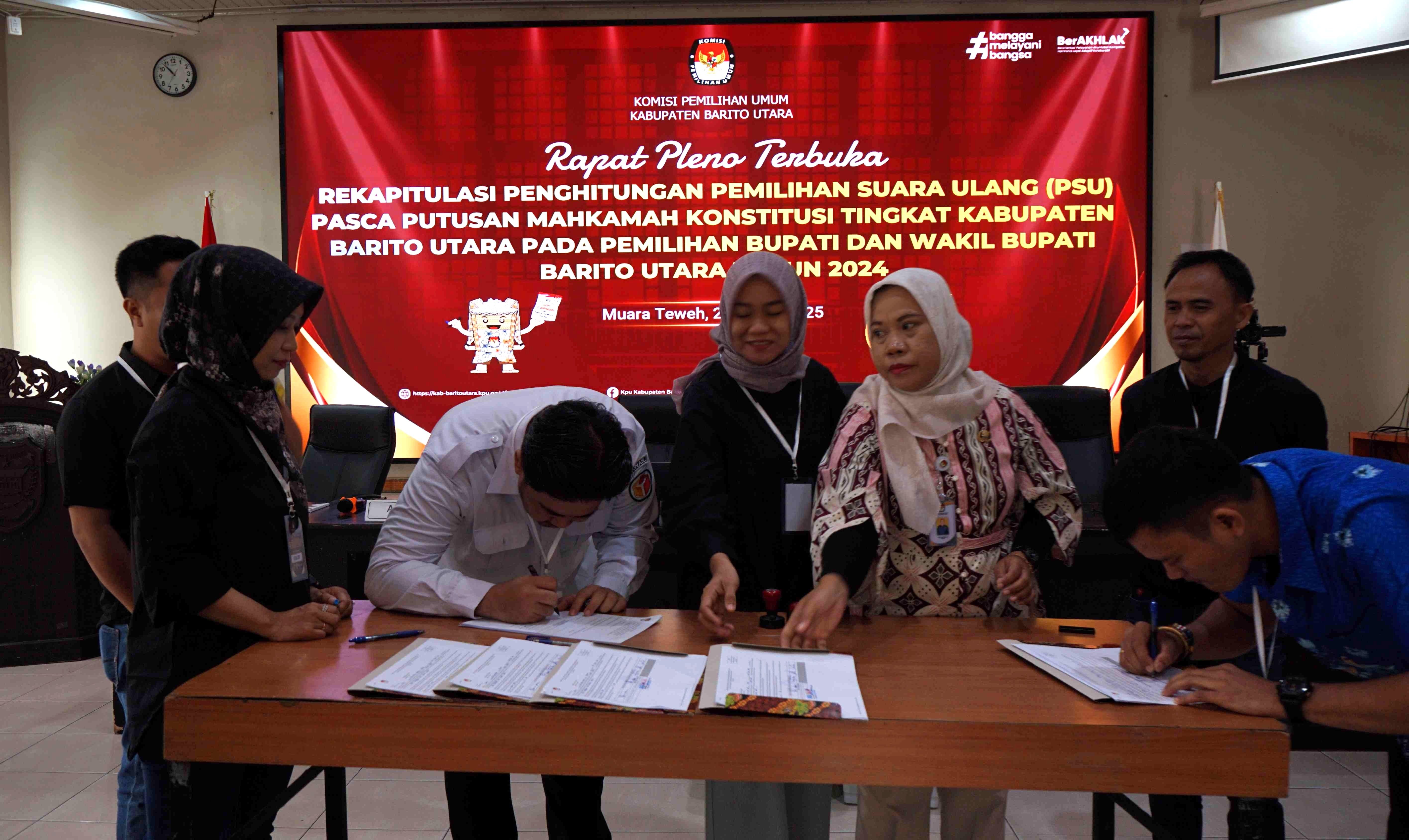 Ketua Bawaslu Barito Utara Adam Saat Menandatangani Berita Acara Pleno Kabupaten Disaksikan KPU dan Saksi Paslon, Senin (24/3/2025) 