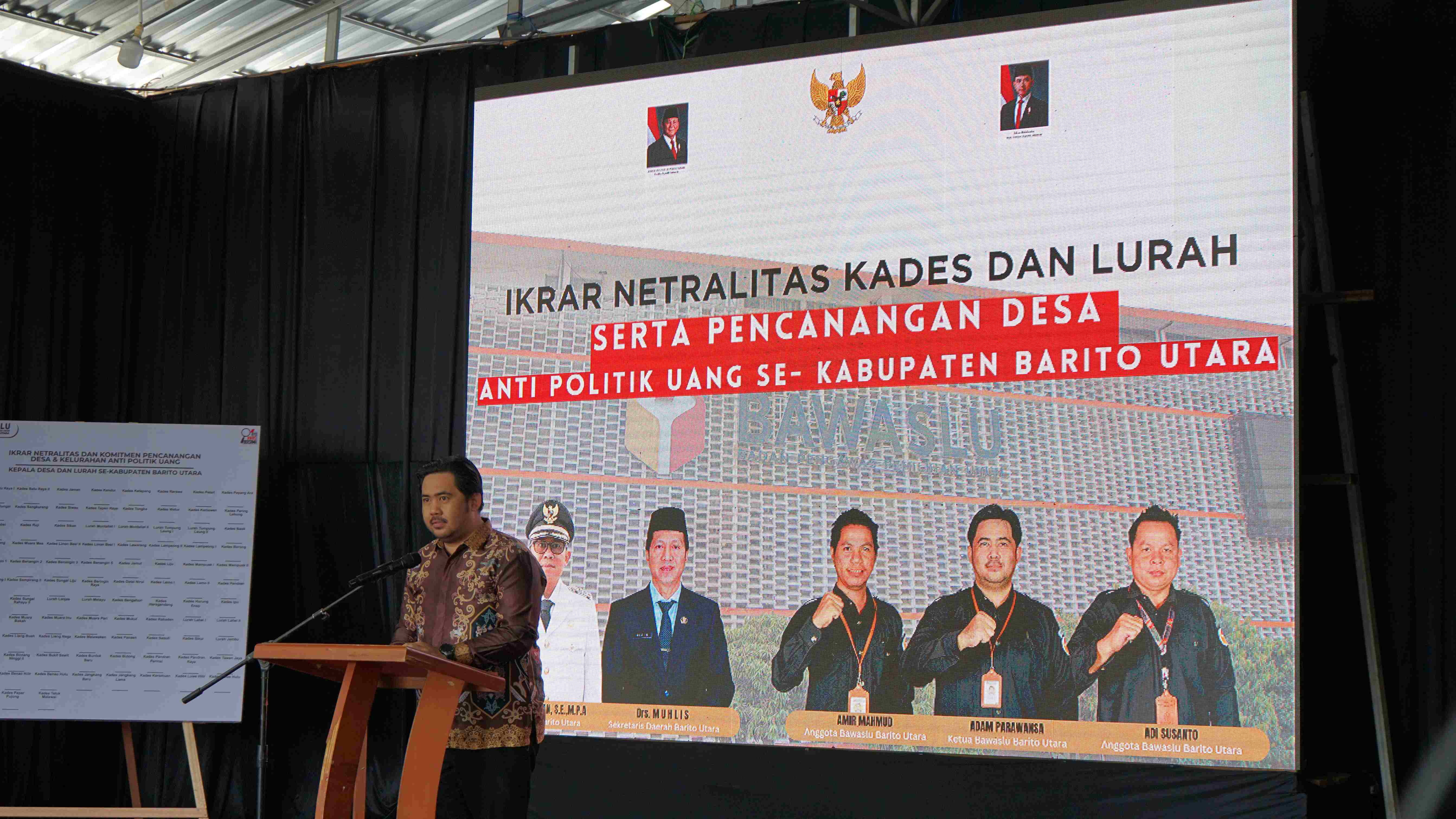 Ketua Bawaslu Barito Utara Adam Parawansa Menyampaikan Sambutan Pada Ikrar Netralitas Kades Lurah, Senin(23/6/2025)