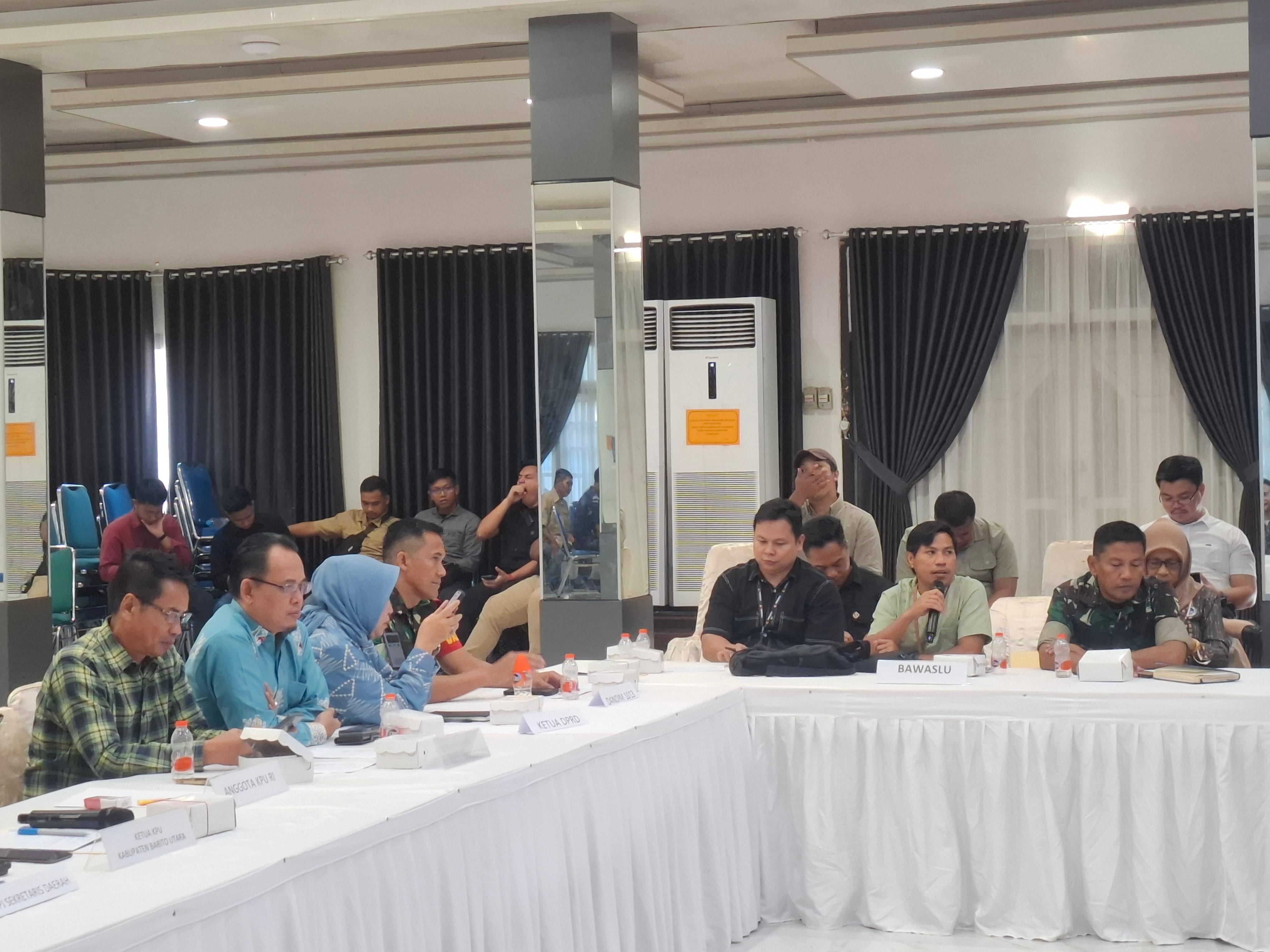 Anggota Bawaslu Barito Utara Amir Berbicara Pada Rakor Sosialisasi KPU, Minggu(25/5/2025). 