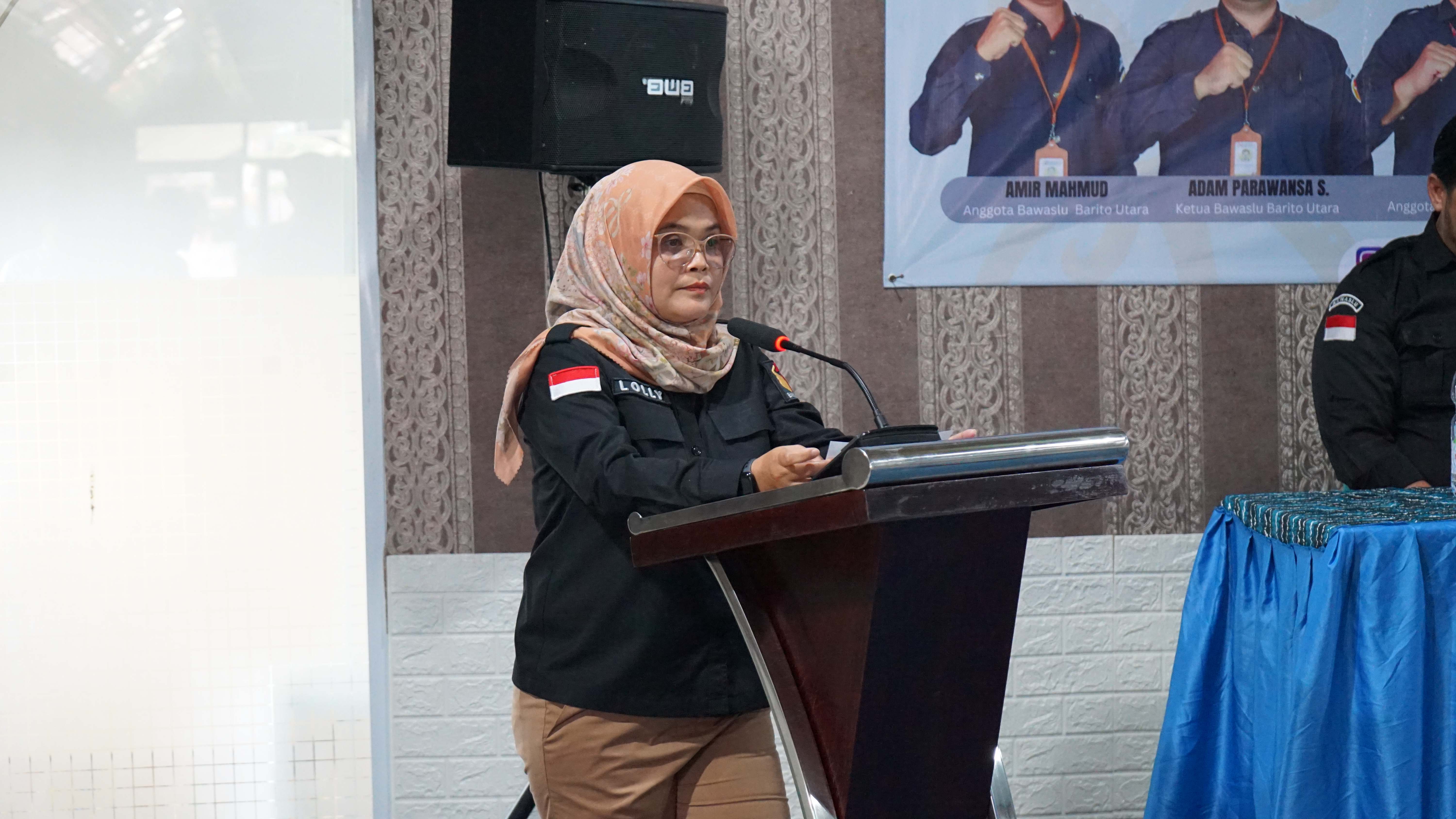 Anggota Bawaslu Lolly Suhenty Memberikan Sambutan Pada Kegiatan Penguatan Kapasitas Pengawas Pemilu Ad Hoc, Muara Teweh(23/7/2025)