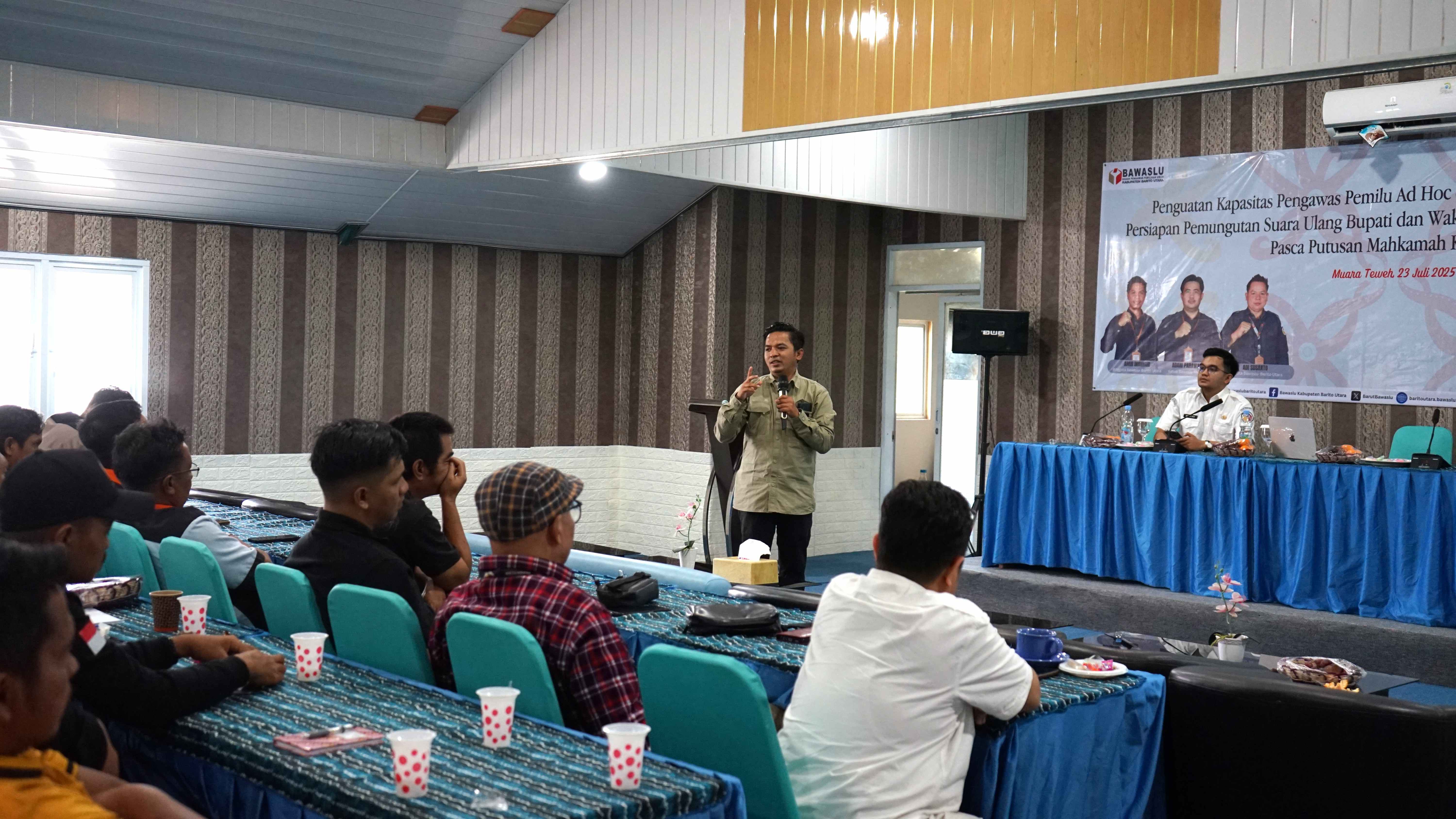 Iji Jaelani Menyampaikan Materi Tentang Strategi Pencegahan Pada Masa Kampanye dan Pungut Hitung Jelang PSU Barito Utara