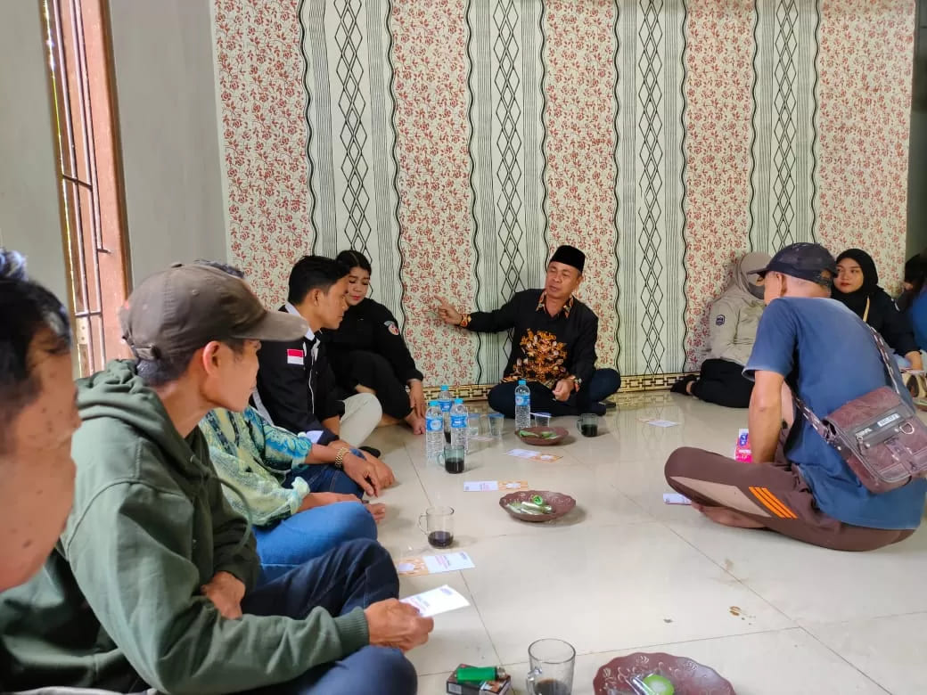 Ketua Bawaslu Kalteng Satriadi membuka dialog dalam Forum Diskusi Warga yang diadakan oleh Bawaslu Barito Utara, Selasa (8/7/2025)