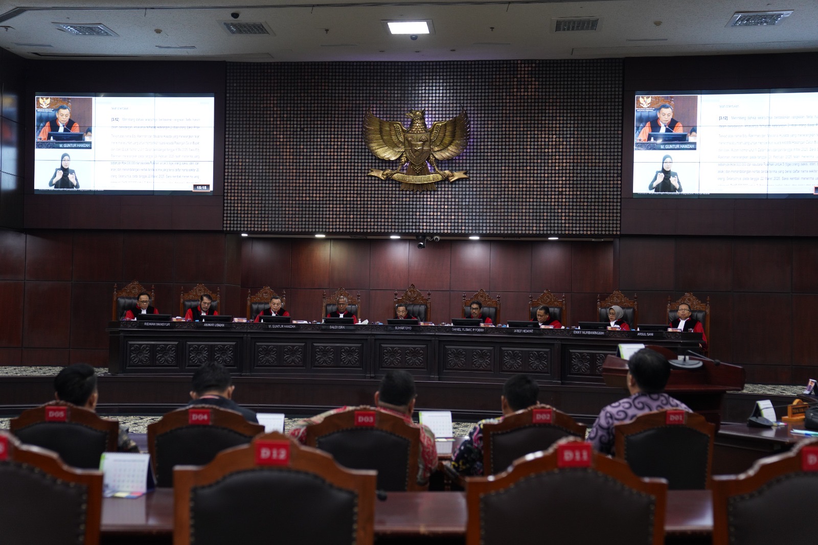 Suasana sidang pembacaan putusan dua perkara Perselisihan Hasil Pemilihan (PHP) hasil Pemungutan Suara Ulang (PSU) di Mahkamah Konsitusi (MK) di Jakarta, Rabu (14/5/2025)