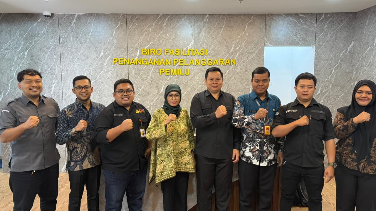 Anggota Bawaslu Kalteng Nurhalina, Anggota Bawaslu Barut Adi bersama divisi penanganan pelanggaran Bawaslu RI meneruskan laporan dugaan netralitas ASN ke BKN.