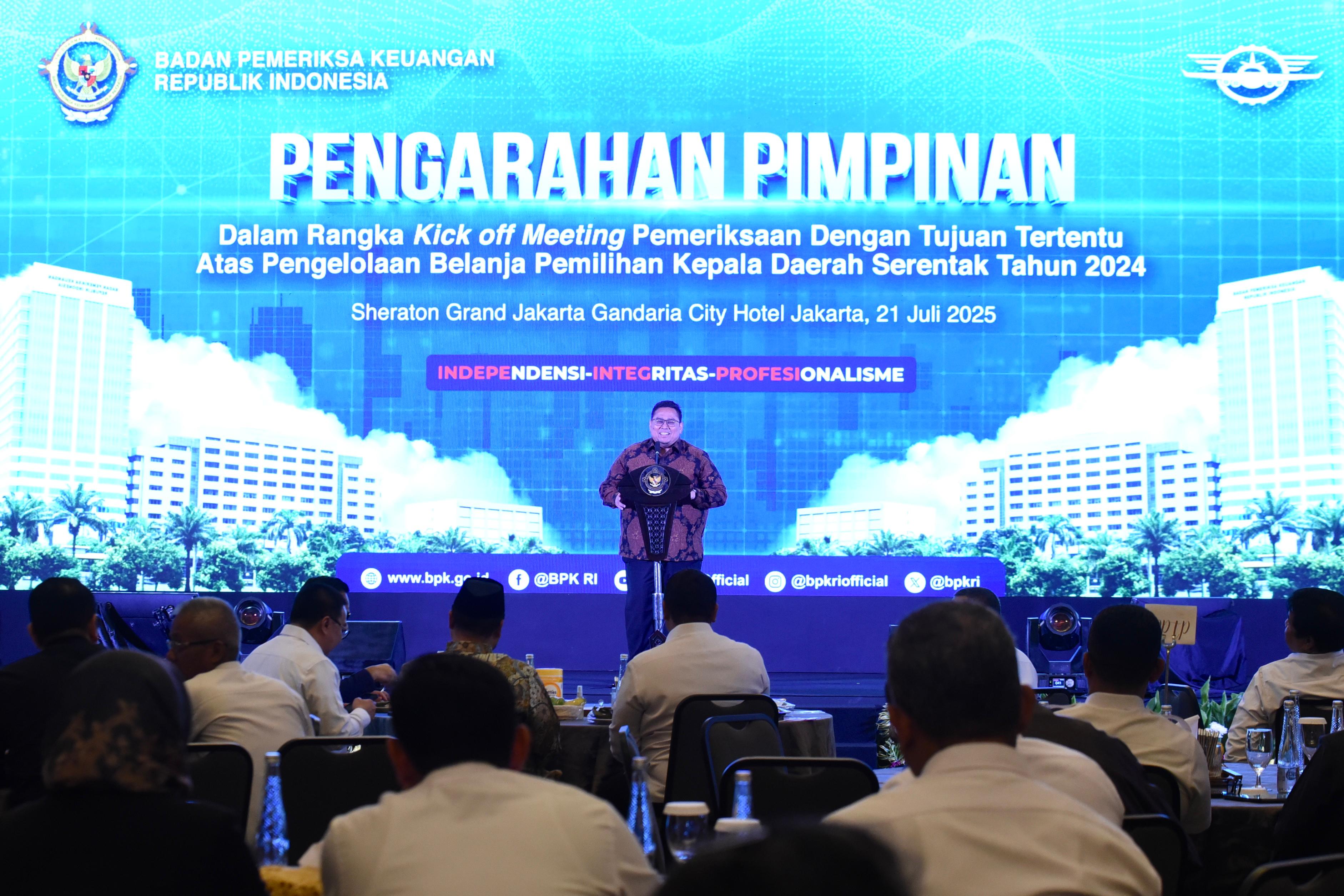 Ketua Bawaslu Rahmat Bagja saat memberikan sambutan di acara Kick Off Meeting Pemeriksaan Dengan Tujuan Tertentu Atas Pengelolaan Belanja Pemilihan Kepala Daerah Serentak Tahun 2024, yang diselenggarakan oleh BPK di Jakarta, Senin (21/7/2025)/Foto: Publikasi dan Pemberitaan Bawaslu