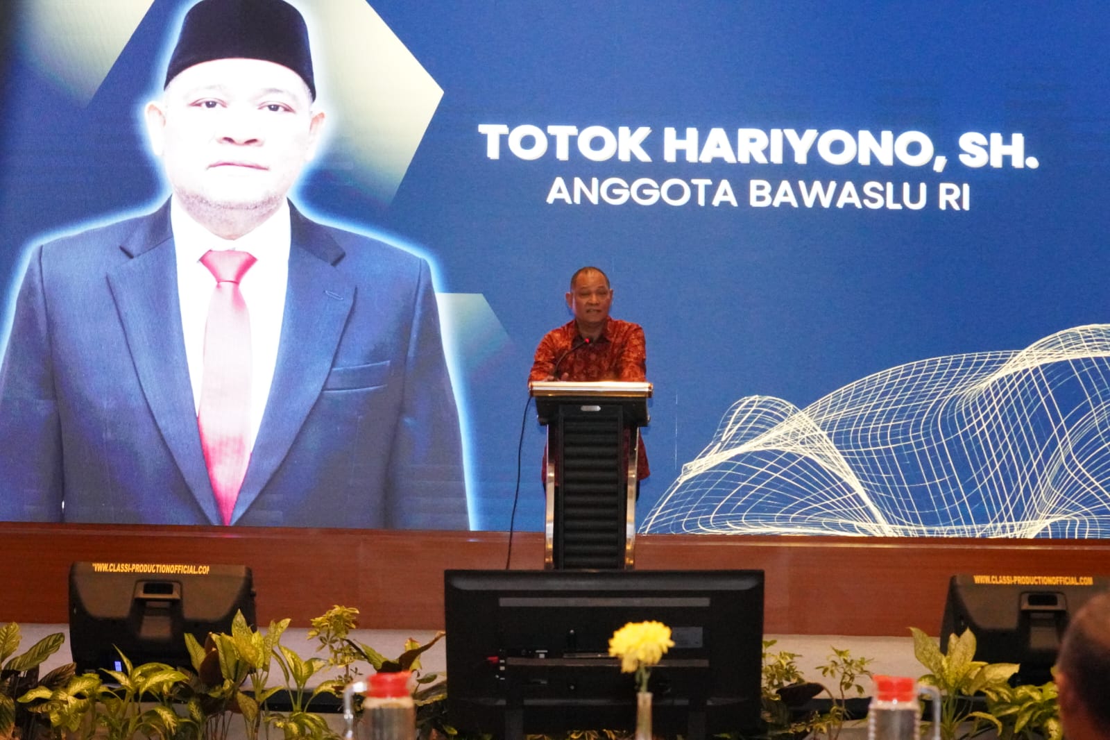 Anggota Bawaslu Totok Hariyono saat membuka Penguatan Kelembagaan Pengawas Pemilu Kabupaten Gresik, Kamis, (25/9/2025).