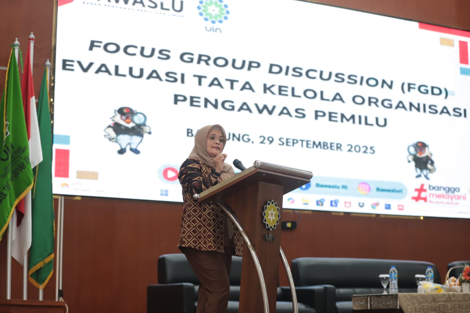 Anggota Bawaslu Lolly Suhenty dalam Focus Group Discussion (FGD) Evaluasi Tata Kelola Organisasi Pengawas Pemilu di Universitas Islam Negeri Sunan Gunung Djati, Senin (29/9/2025).