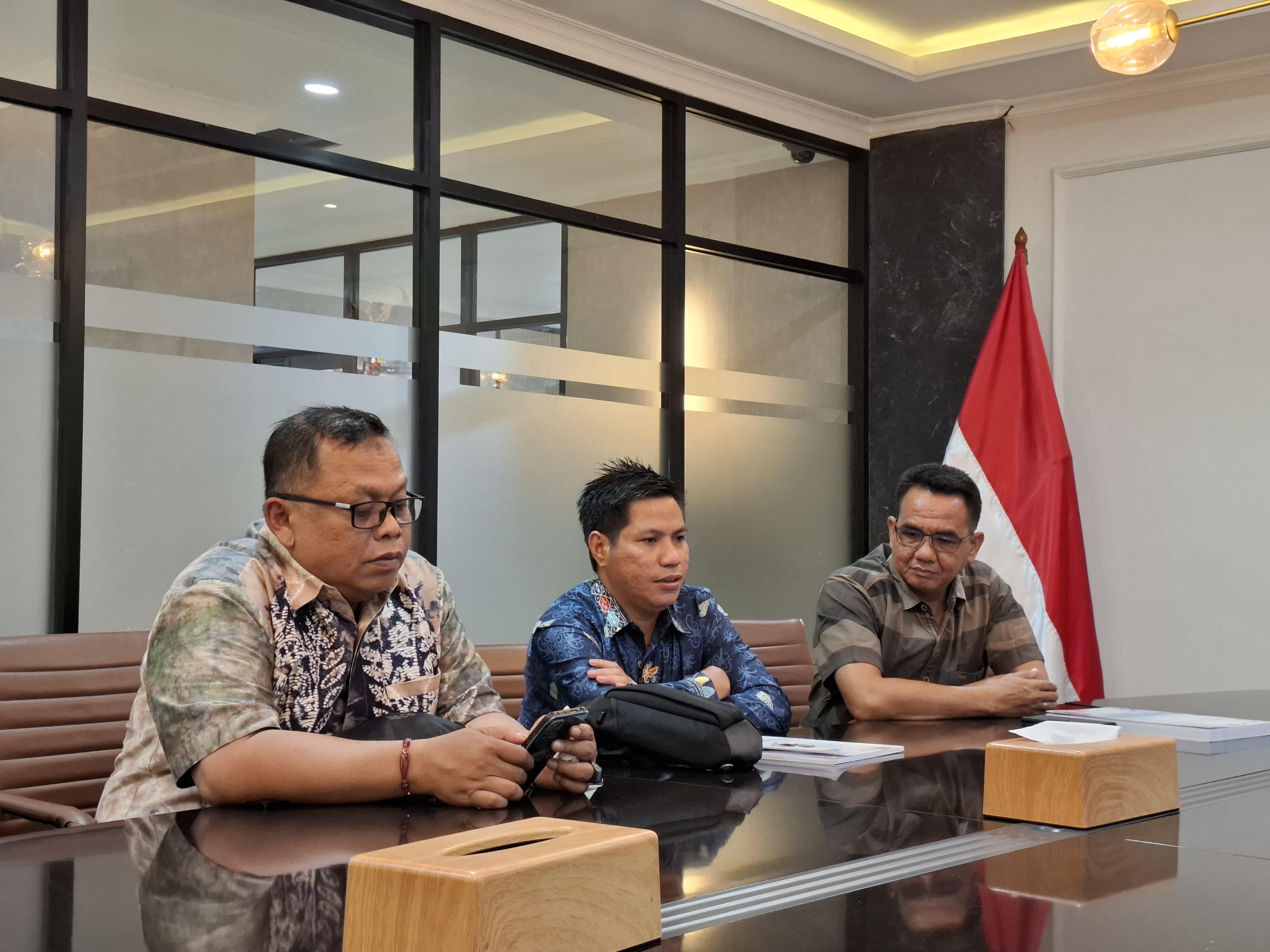 Anggota Bawaslu Barut Amir Mahmud bersama Anggota Bawaslu Kalteng Kristaten Jon (kanan) dan Kabag Hukum, Humas dan Datin Bawaslu Kalteng Jimmy (kiri)