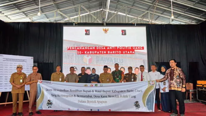 Kades dan Lurah membacakan ikrar netralitas selama pemilihan dan mencanangkan desa/kelurahan anti politik uang, Senin(23/6/2025)