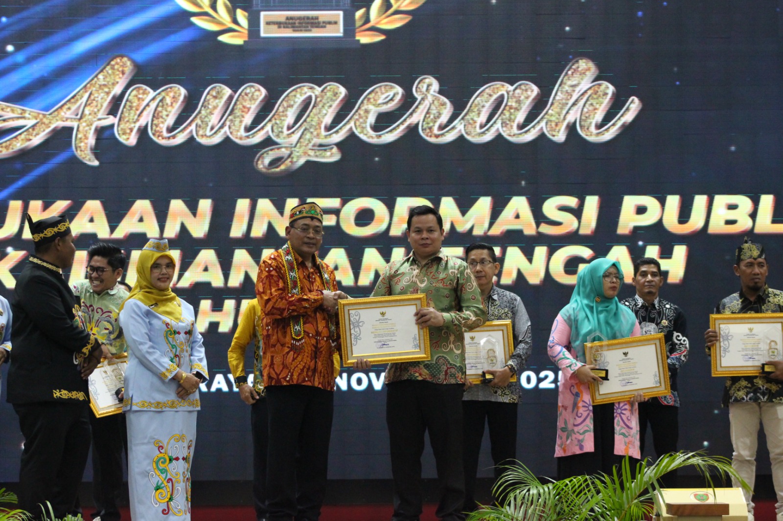 Anggota Bawaslu Barut Adi Susanto Menerima Sertifikat Penghargaan dari Komisi Informasi, Selasa(25/11/2025).