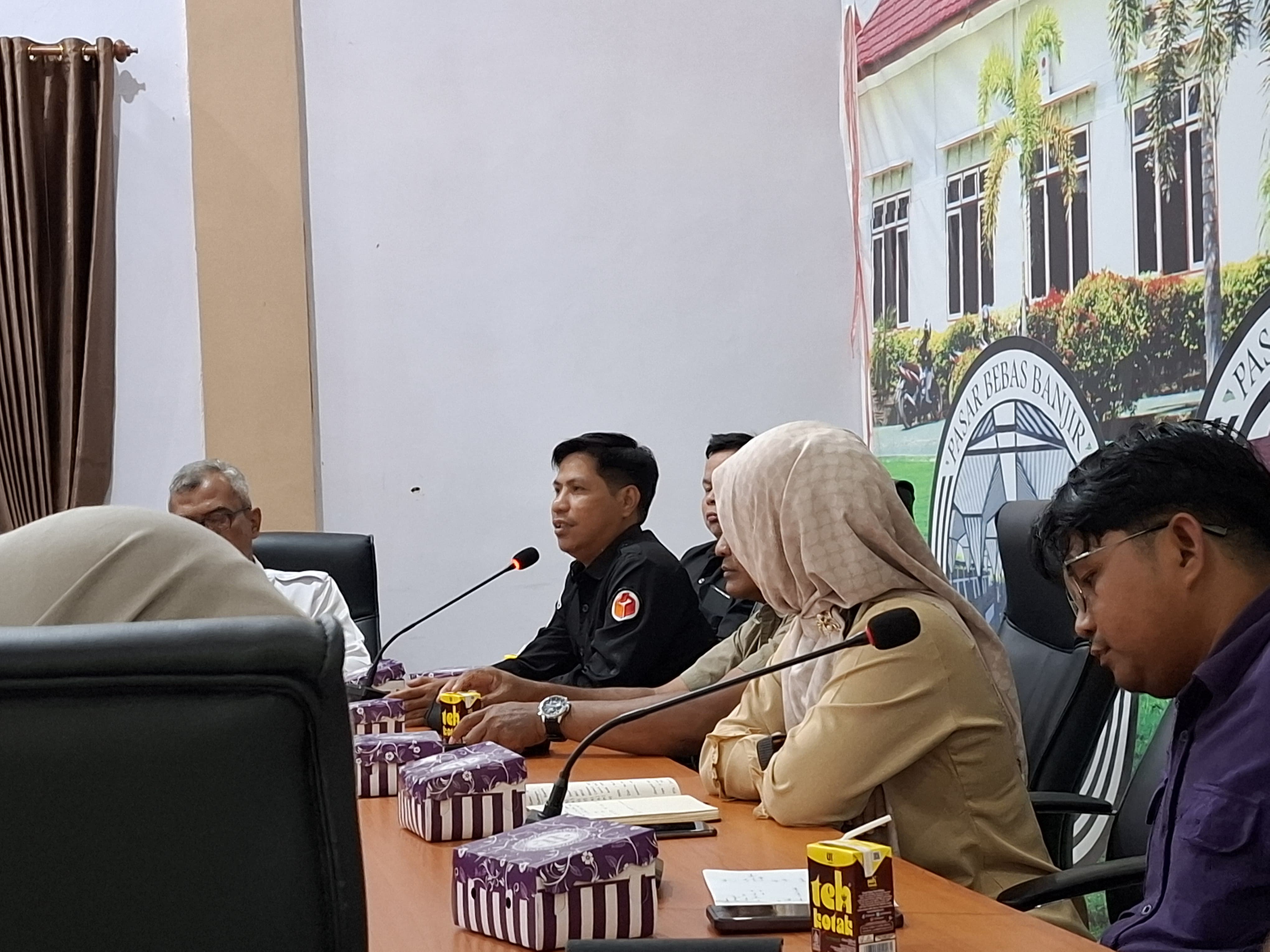 Amir Mahmud dalam Rapat Koordinasi PDPB Triwulan IV di ruang rapat Bappeda Barito Utara, Selasa(2/12/2025).