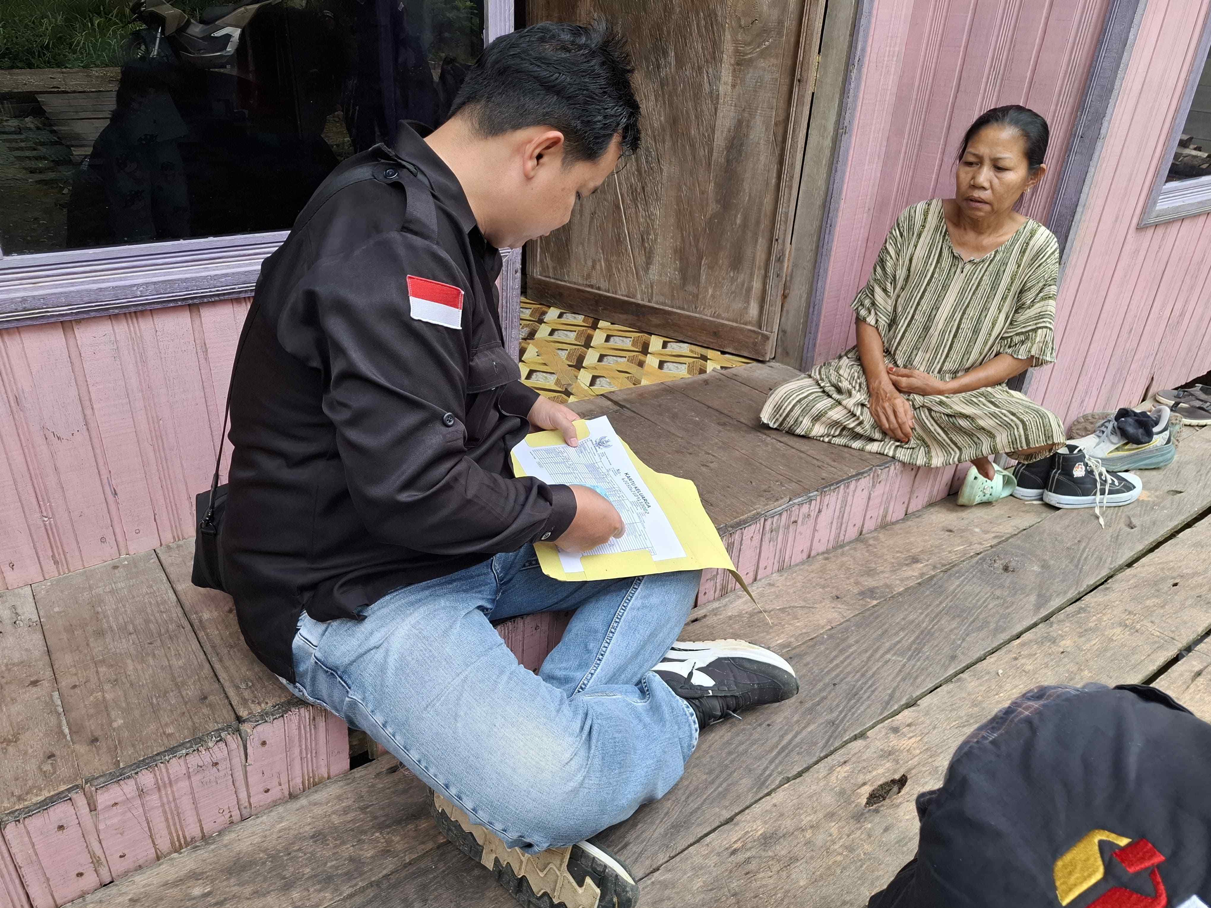 Anggota Bawaslu Barut Adi Susanto Mengecek Data Kependudukan Warga yang Sudah Meninggal(9/12/2025)