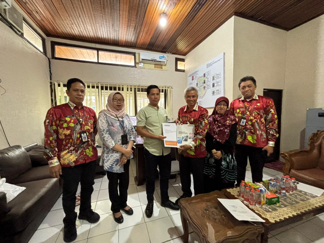 Anggota Bawaslu Amir Mahmud dan Korsek Rahmi Azmi Menyampaikan Laporan Penggunaan Dana Hibah Sekaligus Mengembalikan Sisa Dana Hibah, Muara Teweh(18/12/2025).