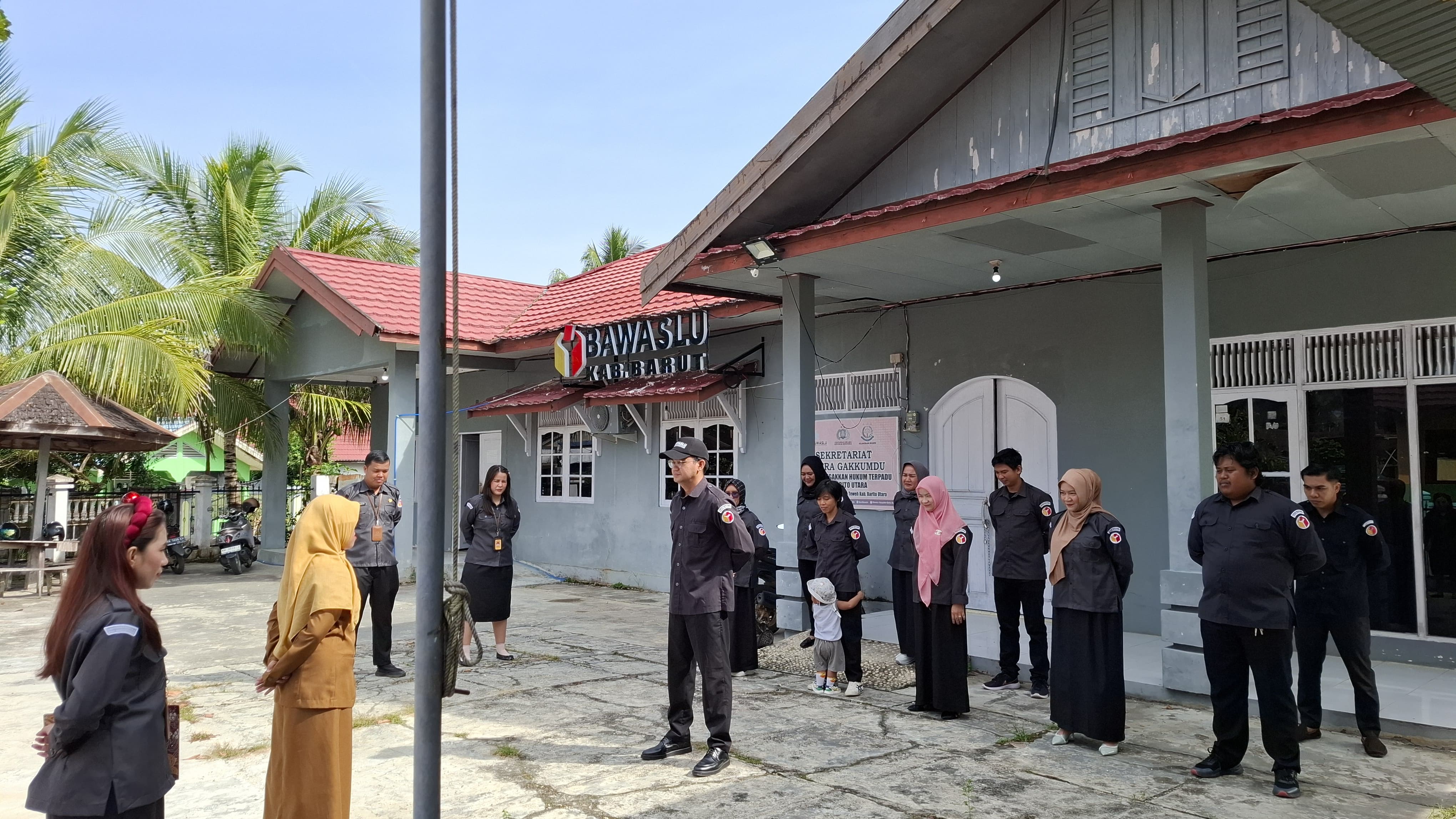 Koordinator Sekretariat Memimpin Apel Senin di Halaman Kantor Bawaslu Barut(19/1/2026)/