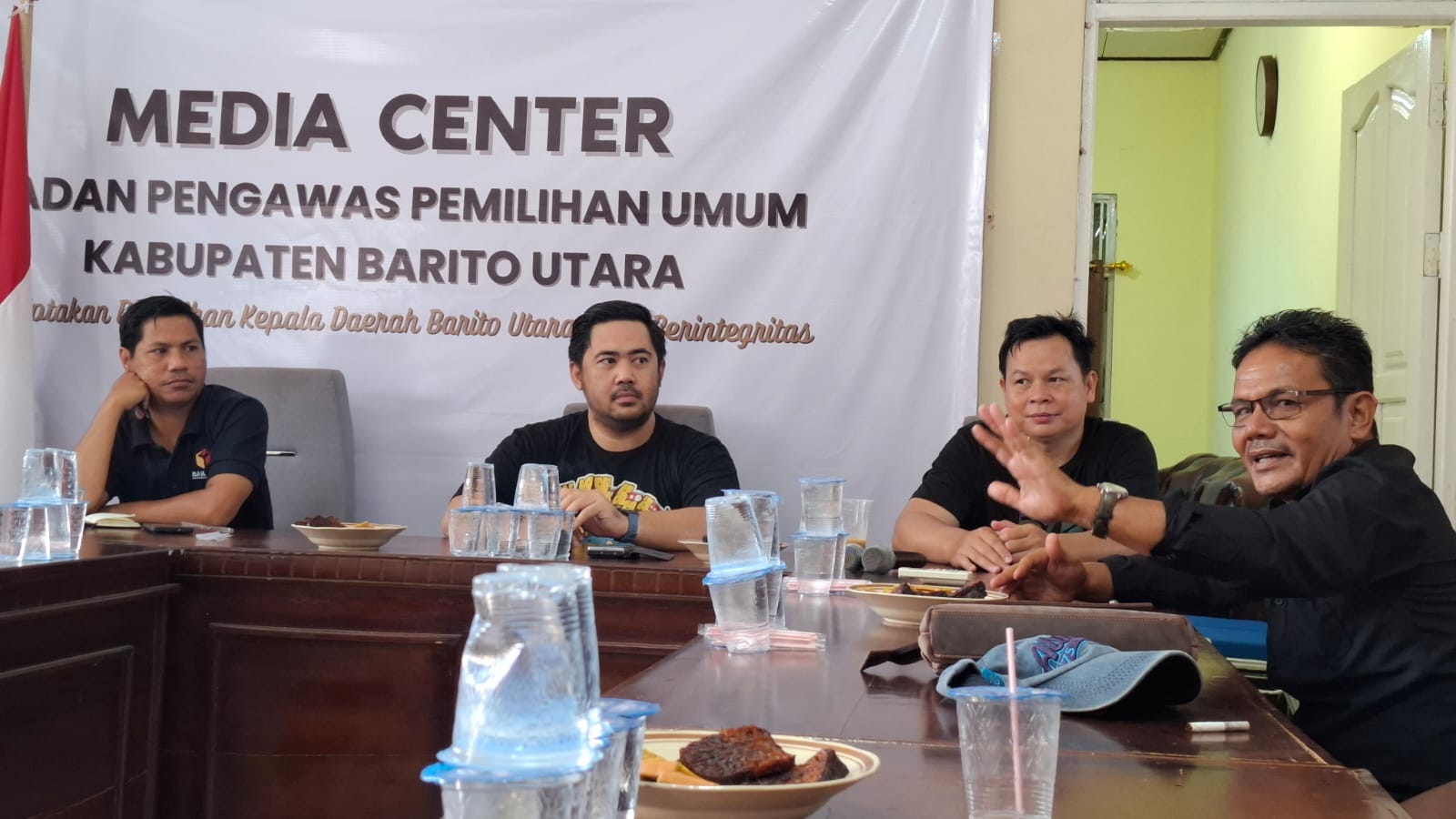 Komisioner Bawaslu Barito Utara bersama Ketua DPD PSI Barut Harianja, Jumat(23/1/2026).