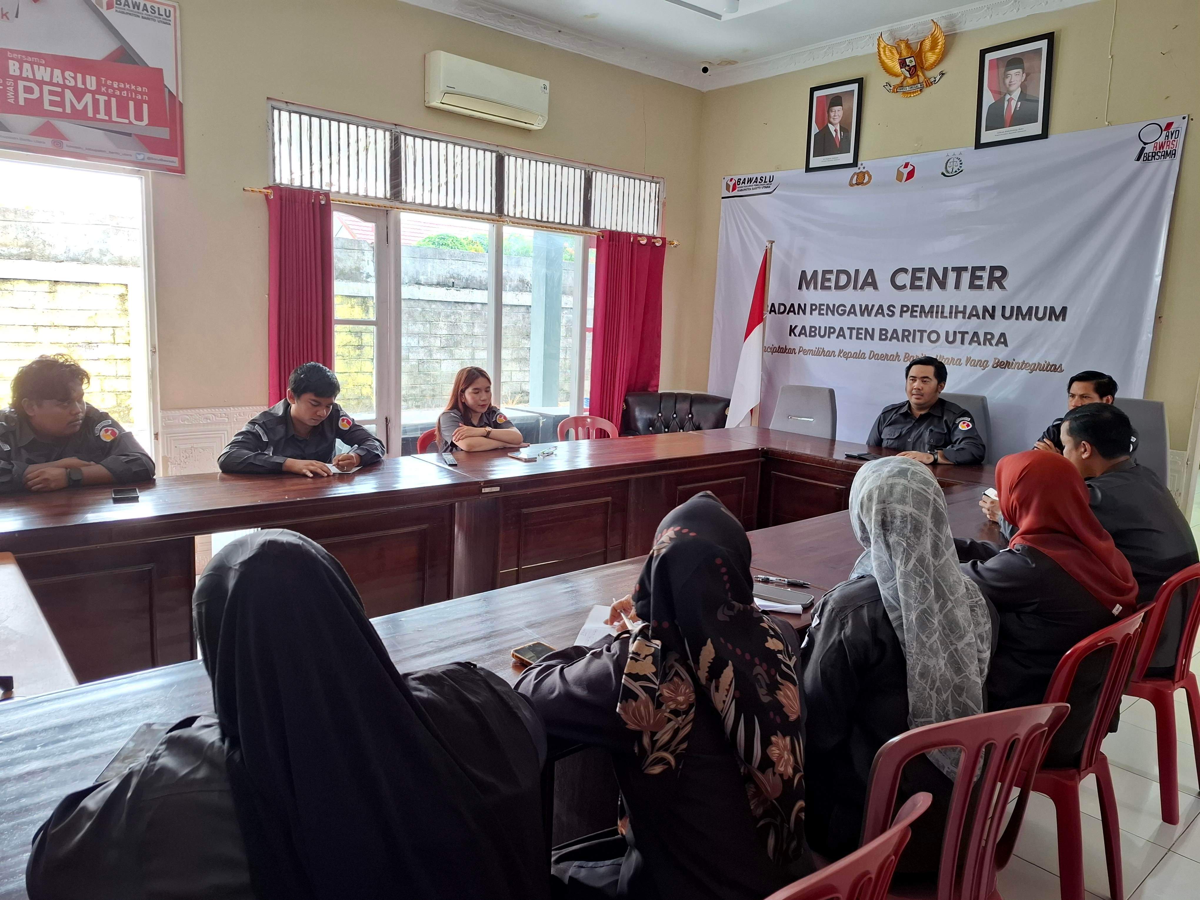 Rapat Rutin Mingguan Bawaslu Barito Utara, Senin(9/2/2026).
