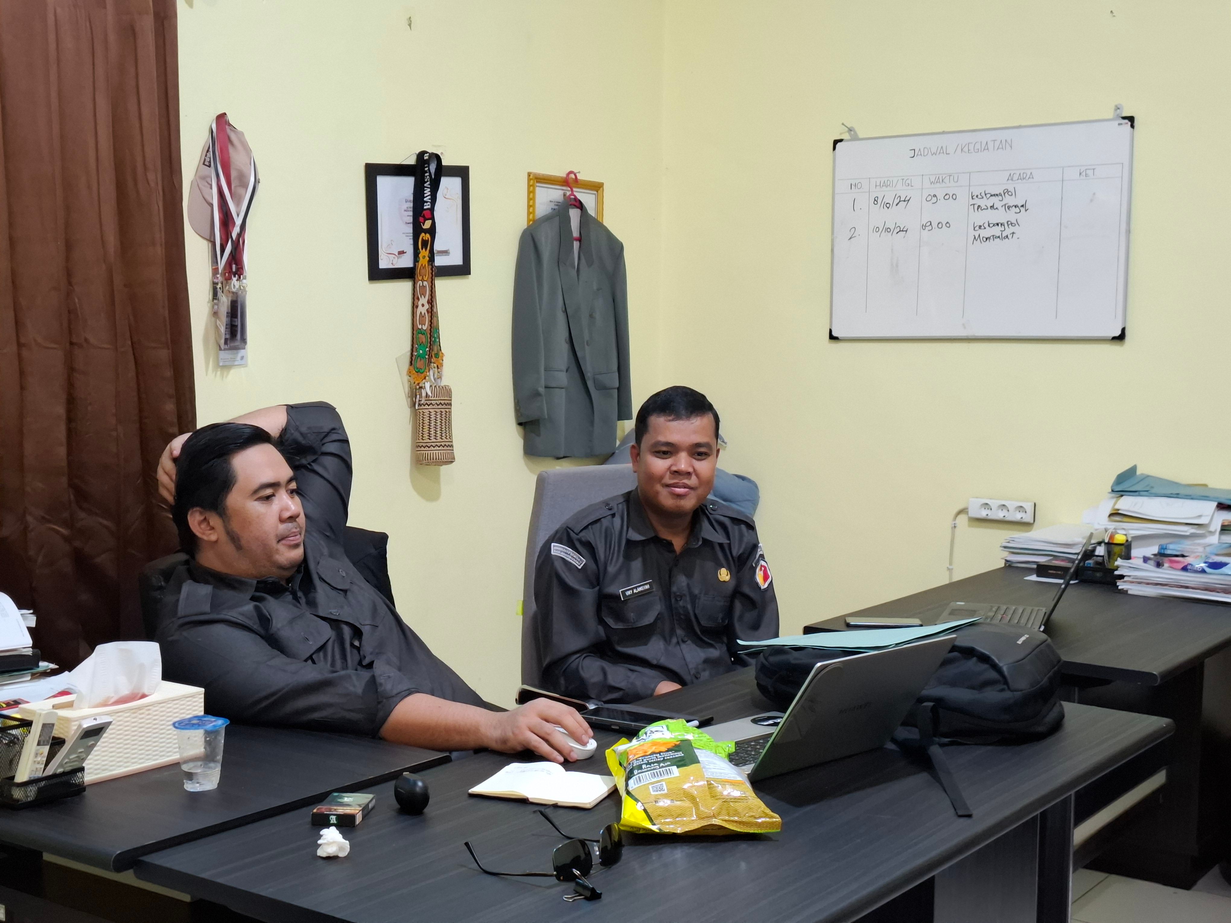 Ketua Bawaslu Barut Adam mengisi e-LHKPN didampingi PIC LHKPN Bawaslu Barut, Senin(9/2/2026).