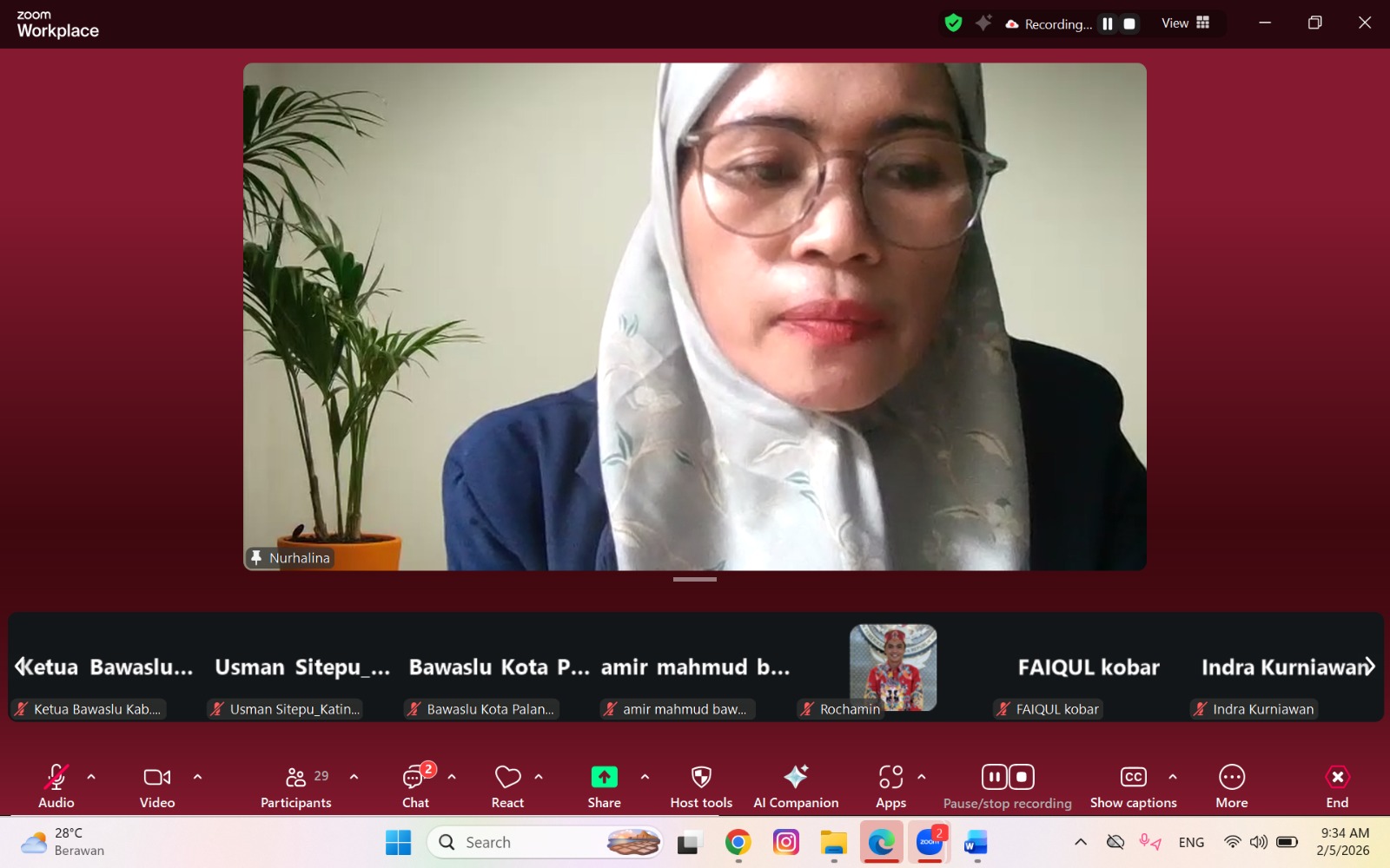 Anggota Bawaslu Kalteng Nurhalina memimpin rapat Konsolidasi Kajian Hukum dan Demokrasi, Kamis(5/2/2026).