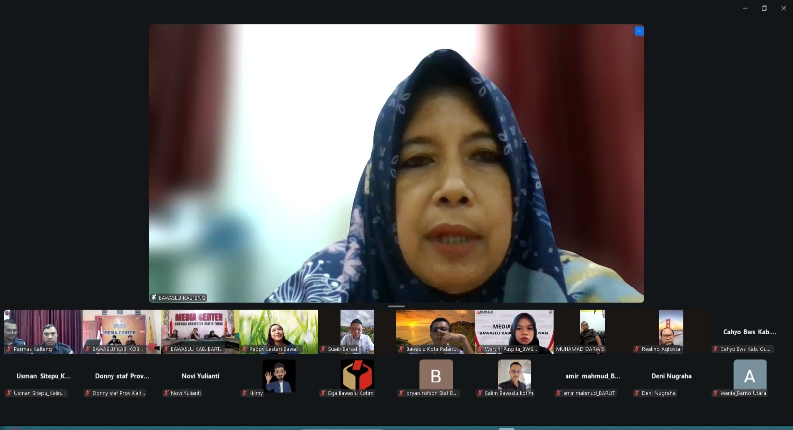 Anggota Bawaslu Kalteng Siti Wahidah memimpin rapat, Selasa(10/2/2026).