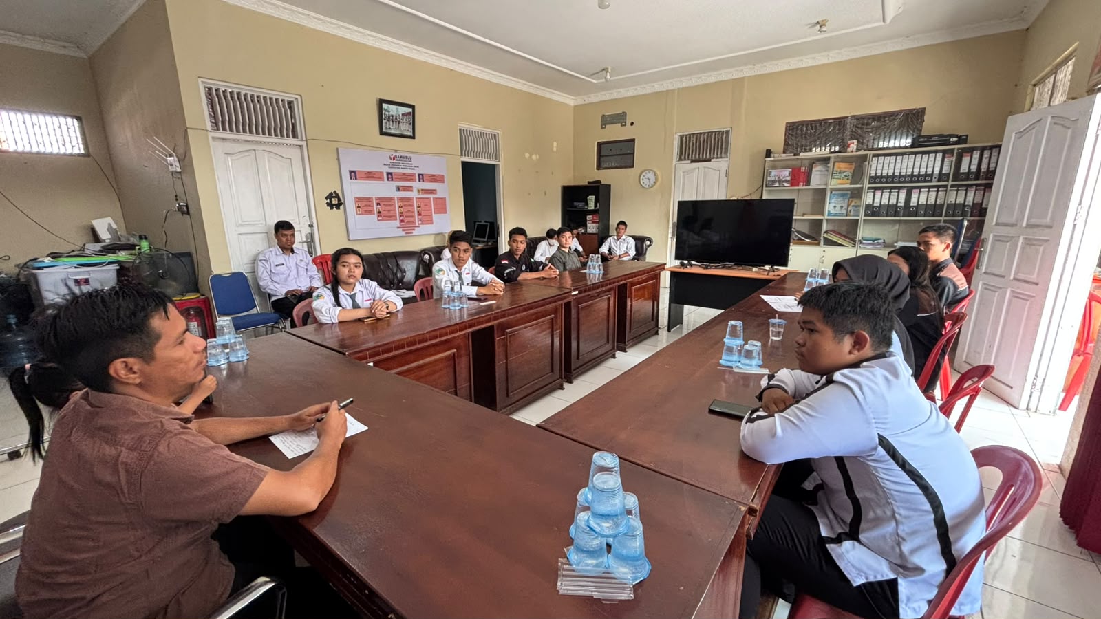 Bawaslu Kabupaten Barito Utara menggelar Rapat Koordinasi pada Rabu (19/08/2026) bersama undangan peserta P2P/mewakili dengan agenda membahas persiapan Pelaksanaan Pendidikan Pengawas Partisipatif (P2P) Tahun 2026 