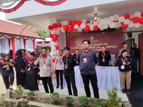 Komisioner Bawaslu Kabupaten Barito Utara Adam Parawansa dan Amir Mahmud 