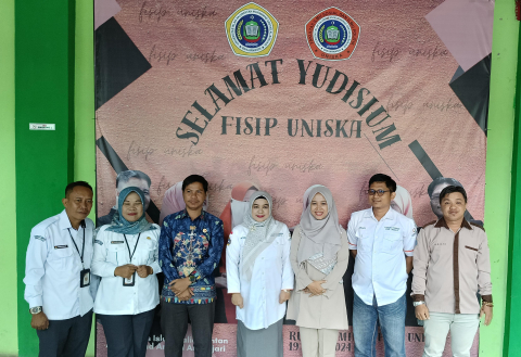 Jajaran Bawaslu dan KPU berfoto bersama dengan Dekan FISIP UNISKA (tengah)