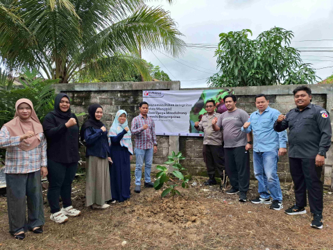 Penanaman Pohon Integritas Bawaslu Barut