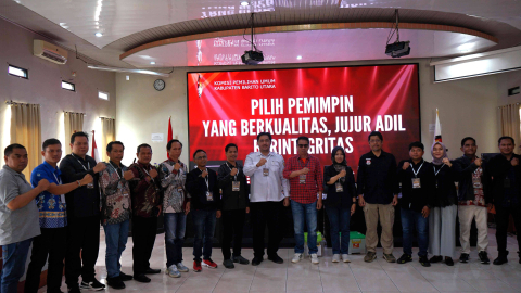 Foto Bersama Bawaslu, KPU dan kedua saksi Paslon