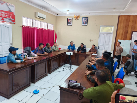 Ketua Bawaslu Barut Adam didampingi Anggota Bawaslu Kalteng Menerima Perwakilan Aksi 