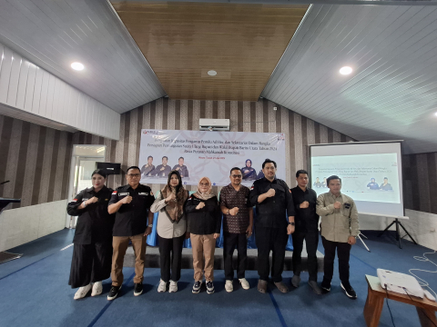 Anggota Bawaslu RI Lolly Suhenty Berfoto Bersama TA Bawaslu RI, Bawaslu Kalteng dan Bawaslu Barito Utara