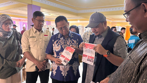 Anggota Bawaslu Puadi dan Ketua KPU melakukan pengecekan Surat Suara PSU Barito Utara