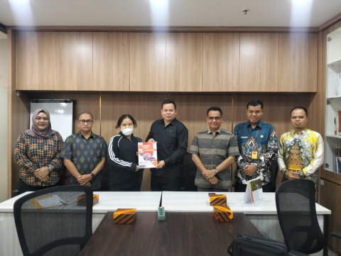 Foto bersama penyampaian laporan akhir divisi penyelesaian sengketa