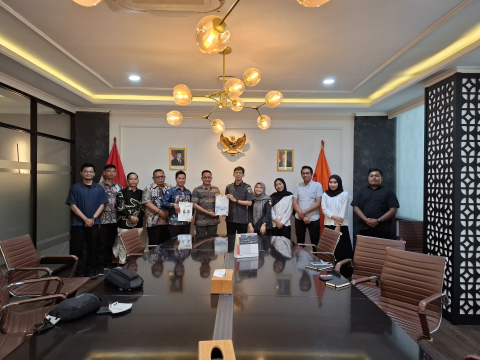 Foto bersama penyampaian laporan akhir divisi hukum 