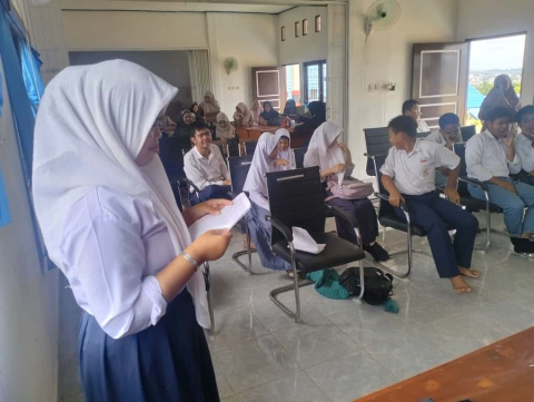 Salah seorang siswa penyandang disabilitas mengajukan pertanyaan
