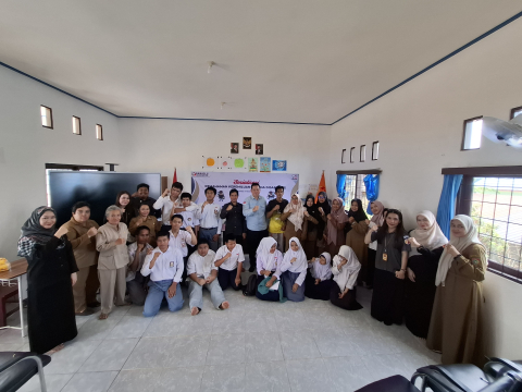 Jajaran Bawaslu Barito Utara berfoto bersama dengan para guru dan murid