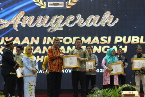 Anggota Bawaslu Barut Adi Susanto Menerima Sertifikat Penghargaan dari Komisi Informasi, Selasa(25/11/2025).