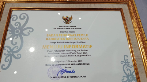 Penghargaan Keterbukaan Informasi Publik "Menuju Informatif" Kepada Bawaslu Barito Utara