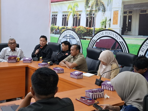Anggota Bawaslu Adi Susanto berbicara dalam Rapat Koordinasi PDPB Triwulan IV di ruang rapat Bappeda Barito Utara, Selasa(2/12/2025).