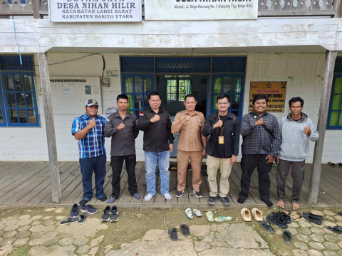 Jajaran Bawaslu Barut Foto Bersama dengan Jajaran Kantor Desa Nihan Hilir, Kecamatan Lahei Barat(9/12/2025).