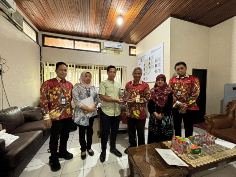 Jajaran Kesbangpol Barito Utara Mewakili Pemda Menerima Plakat Penghargaan Telah Menyukseskan Pemilihan Barito Utara.