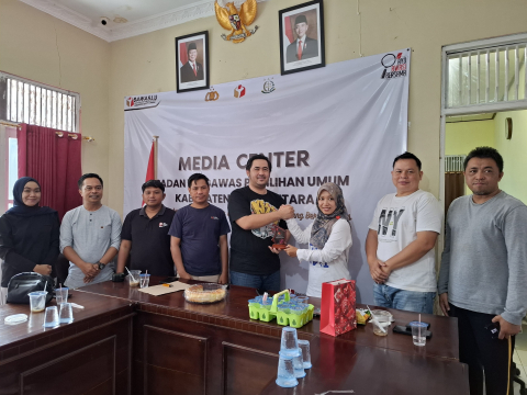 Penyerahan plakat penghargaan Bawaslu kepada KPU Barut sebagai mitra penyelenggara negara dan telah menyukseskan pemilihan kepala daerah Barito Utara.