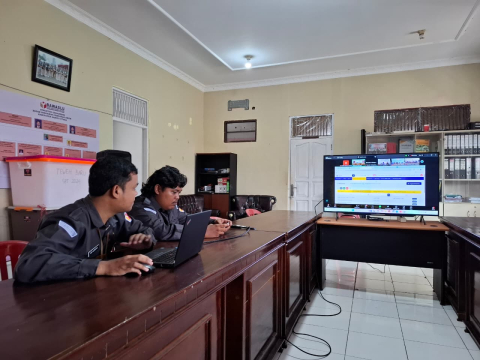 Staf Bawaslu Barito Utara mengikuti tata cara pengisian SPT Tahunan melalui aplikasi coretax (2/3/2026).