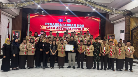 Badan Pengawas Pemilihan Umum (Bawaslu) Kabupaten Barito Utara melaksanakan kegiatan Penandatanganan Nota Kesepahaman (Memorandum of Understanding/MoU) dan Perjanjian Kerja Sama (PKS) dengan Kwartir Cabang (Kwarcab) Gerakan Pramuka Kabupaten Barito Utara pada Jumat (16/10/2026)